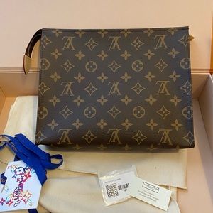 Louis Vuitton Toiletry 26